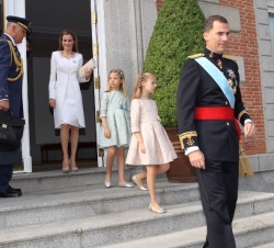 Sus Majestades los Reyes y Sus Altezas Reales la Princeas de Asturias y la infanta Doña Sofía a su salida del Palacio de La Zarzuela para dirigirse al